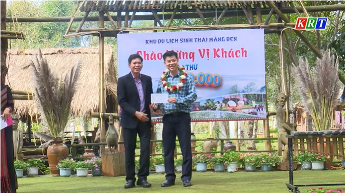 Kon Plong welcomed the Ho Chi Minh City Business Association caravan and presented gifts to the 1 millionth visitor