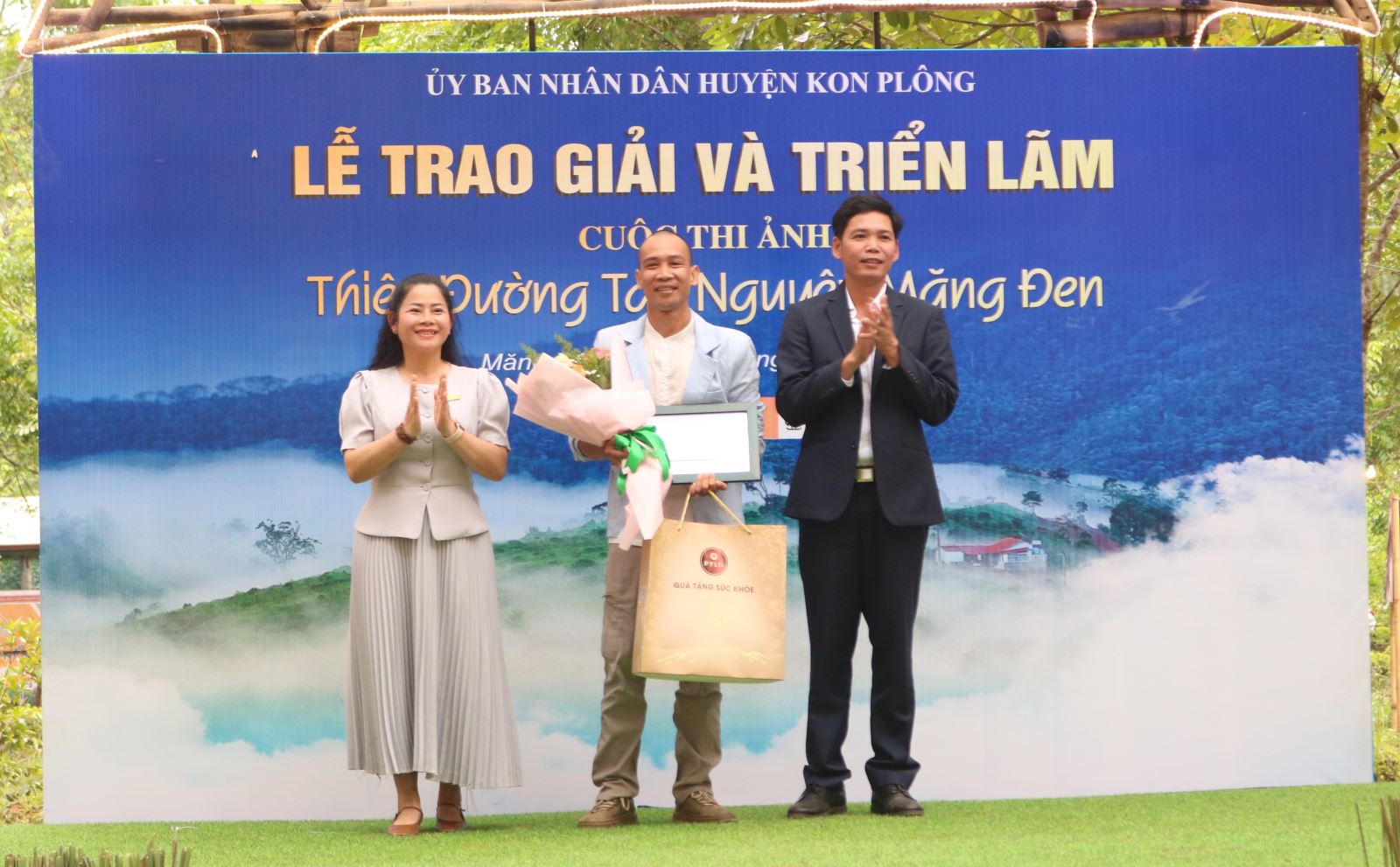 The award ceremony and exhibition of the photo contest "Thiên đường Tây Nguyên - Măng Đen"